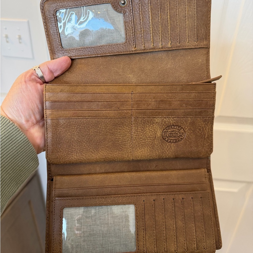 Roots Embossed Leather Wallet in Warm Chestnut - Picture 4 of 10